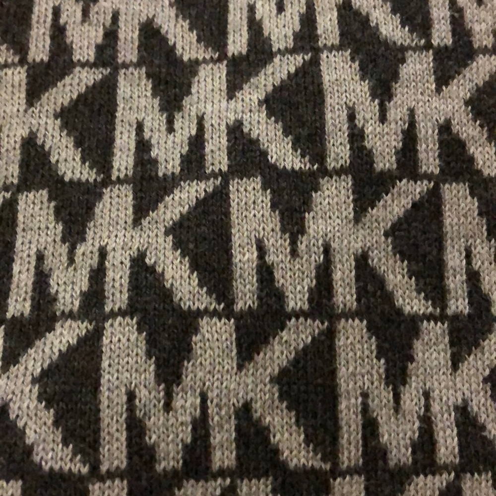 MK Scarf 🧣 - Picture 2 of 4